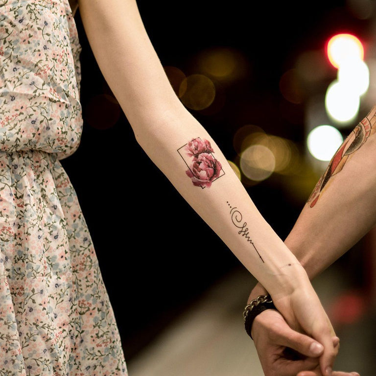 Tatouage temporaire hyperréaliste Small Pink Flowers de ArtWear Tattoo Fleurs sur le bras d'un homme et jambe d'une femme