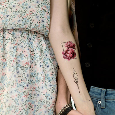 Tatouage temporaire hyperréaliste Small Pink Flowers de ArtWear Tattoo Fleurs sur le bras d'un homme et jambe d'une femme
