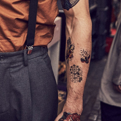 Tatouage temporaire hyperréaliste Spider Web Flowers de ArtWear Tattoo Fleurs sur le bras d'un homme et jambe d'une femme