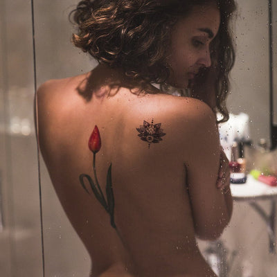 Tatouage temporaire hyperréaliste Tulip - Pack de ArtWear Tattoo Fleurs sur le bras d'un homme et jambe d'une femme