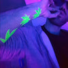Tatouage temporaire hyperréaliste Glow in the Dark Marijuna Leaf - Pack de ArtWear Tattoo Fluorescents & Phosphorescents sur le bras d'un homme et jambe d'une femme