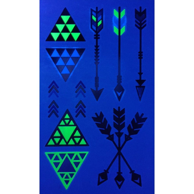 Tatouage temporaire hyperréaliste Ultraviolet Arrows Pack de ArtWear Tattoo Fluorescents & Phosphorescents sur le bras d'un homme et jambe d'une femme