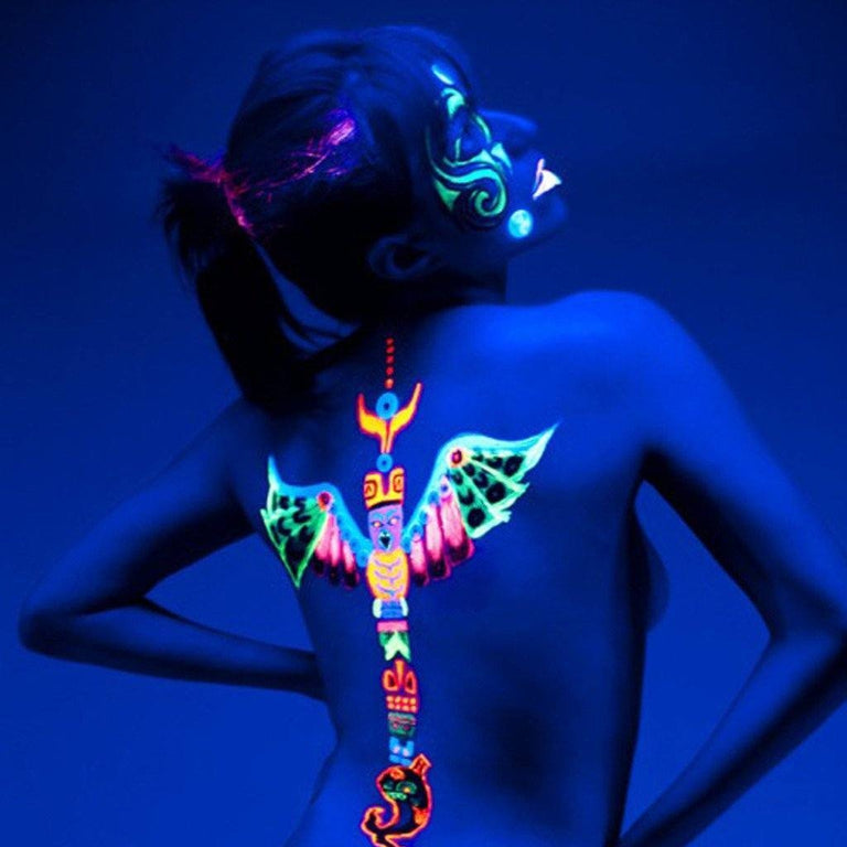 Tatouage temporaire hyperréaliste Ultraviolet Arrows Pack de ArtWear Tattoo Fluorescents & Phosphorescents sur le bras d'un homme et jambe d'une femme