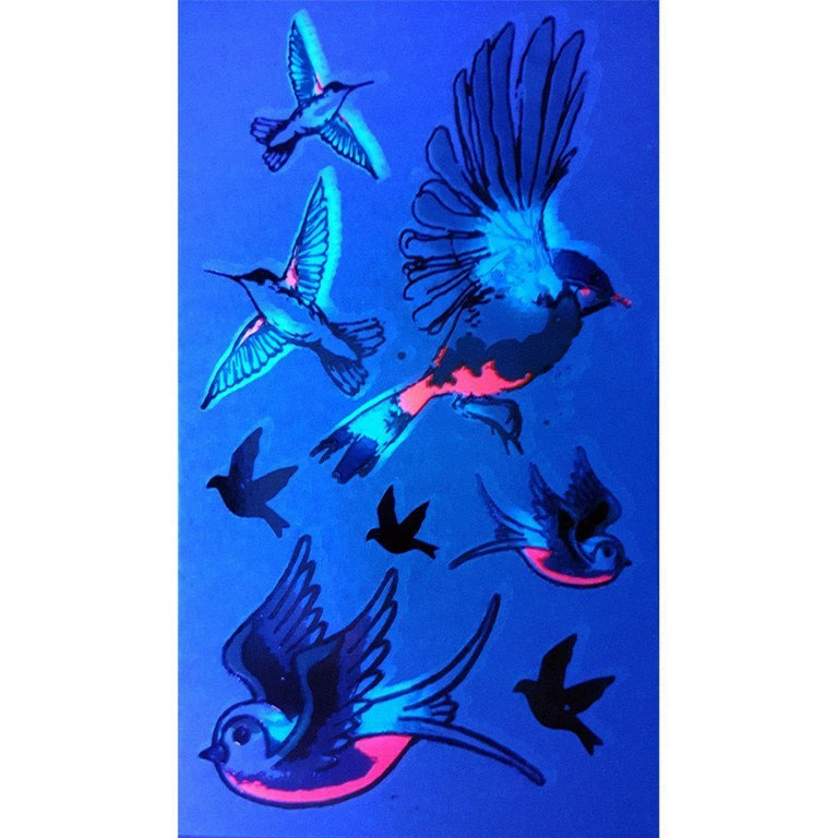 Tatouage temporaire hyperréaliste Ultraviolet Lil Birds Pack de ArtWear Tattoo Fluorescents & Phosphorescents sur le bras d'un homme et jambe d'une femme