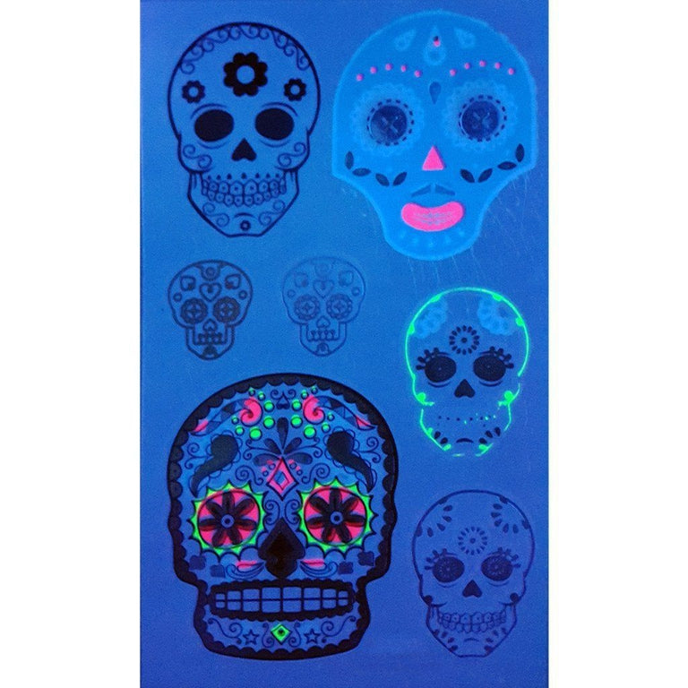 Tatouage temporaire hyperréaliste Ultraviolet Lil Skulls Pack de ArtWear Tattoo Fluorescents & Phosphorescents sur le bras d'un homme et jambe d'une femme