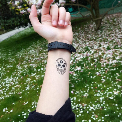 Tatouage temporaire hyperréaliste Ultraviolet Lil Skulls Pack de ArtWear Tattoo Fluorescents & Phosphorescents sur le bras d'un homme et jambe d'une femme