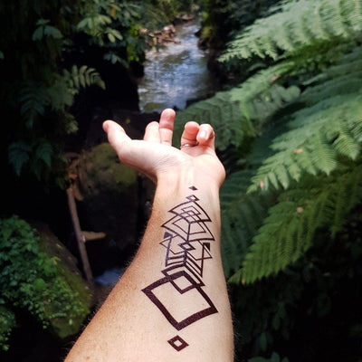 Tatouage temporaire hyperréaliste Geometric Designs de ArtWear Tattoo Géométriques sur le bras d'un homme et jambe d'une femme