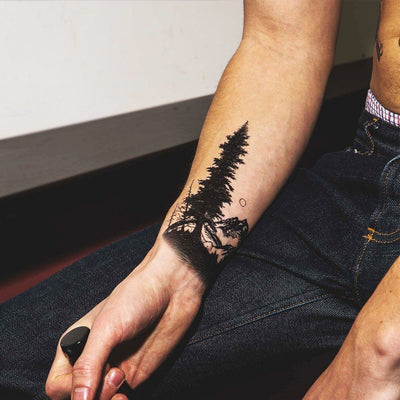 Tatouage temporaire hyperréaliste Mountain Tree Pack de ArtWear Tattoo Géométriques sur le bras d'un homme et jambe d'une femme