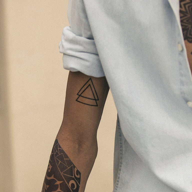 Tatouage temporaire hyperréaliste Triangles - Pack de ArtWear Tattoo Géométriques sur le bras d'un homme et jambe d'une femme