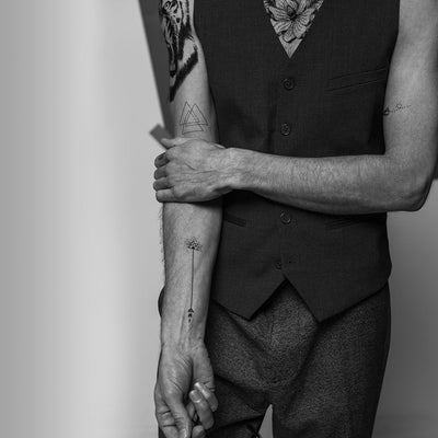 Tatouage temporaire hyperréaliste Triangles - Pack de ArtWear Tattoo Géométriques sur le bras d'un homme et jambe d'une femme