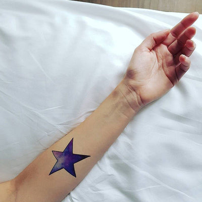Tatouage temporaire hyperréaliste Watercolor Galaxy de ArtWear Tattoo Géométriques sur le bras d'un homme et jambe d'une femme