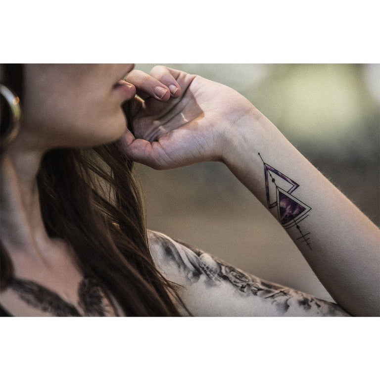 Tatouage temporaire hyperréaliste Watercolor Triangles de ArtWear Tattoo Géométriques sur le bras d'un homme et jambe d'une femme
