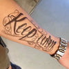 Tatouage temporaire hyperréaliste Keep Calm - Pack de ArtWear Tattoo Lettres & Citations sur le bras d'un homme et jambe d'une femme
