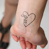 Tatouage temporaire hyperréaliste Looking for Love - Pack de ArtWear Tattoo Lettres & Citations sur le bras d'un homme et jambe d'une femme
