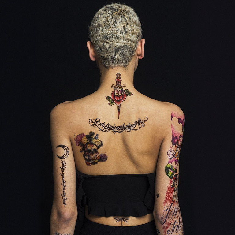 Tatouage temporaire hyperréaliste "Nothing Is Impossible" Lotus de ArtWear Tattoo Lettres & Citations sur le bras d'un homme et jambe d'une femme