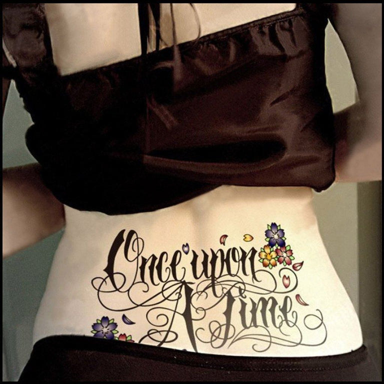 Tatouage temporaire hyperréaliste Once Upon a Time de ArtWear Tattoo Lettres & Citations sur le bras d'un homme et jambe d'une femme