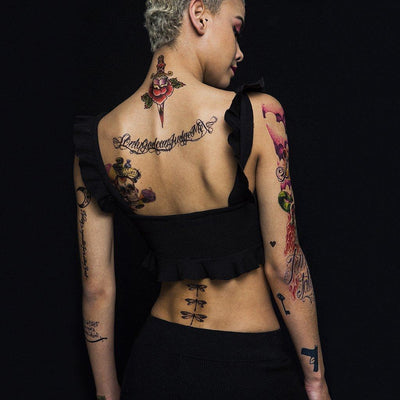 Tatouage temporaire hyperréaliste Only God Can Judge Me - Pack de ArtWear Tattoo Lettres & Citations sur le bras d'un homme et jambe d'une femme