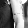 Tatouage temporaire hyperréaliste Perseverance de ArtWear Tattoo Lettres & Citations sur le bras d'un homme et jambe d'une femme