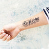 Tatouage temporaire hyperréaliste Small "Keep Calm" de ArtWear Tattoo Lettres & Citations sur le bras d'un homme et jambe d'une femme