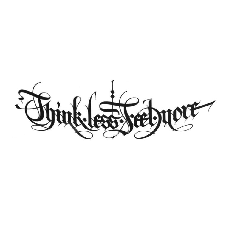 Tatouage temporaire hyperréaliste Think Less Feel More - Pack de ArtWear Tattoo Lettres & Citations sur le bras d'un homme et jambe d'une femme