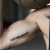 Tatouage temporaire hyperréaliste Veni Vidi - Pack de ArtWear Tattoo Lettres & Citations sur le bras d'un homme et jambe d'une femme