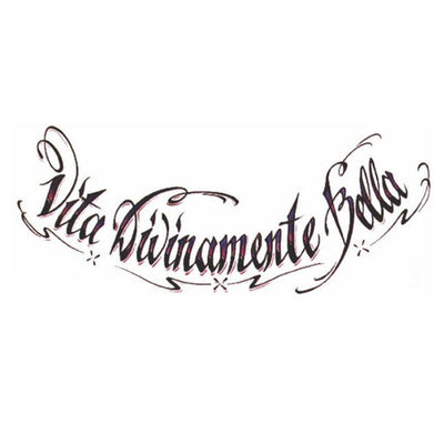 Tatouage temporaire hyperréaliste Vita Divinamente Bella - Pack de ArtWear Tattoo Lettres & Citations sur le bras d'un homme et jambe d'une femme