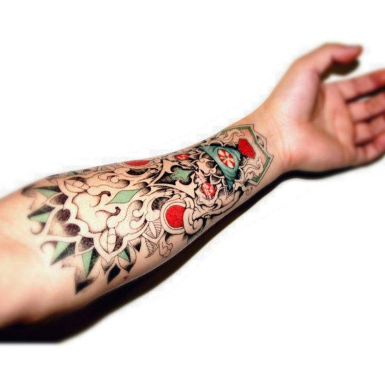Tatouage temporaire hyperréaliste Colored Mandala de ArtWear Tattoo Mandala sur le bras d'un homme et jambe d'une femme
