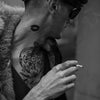 Tatouage temporaire hyperréaliste Dotwork Mandala Flower & Butterfly de ArtWear Tattoo Mandala sur le bras d'un homme et jambe d'une femme