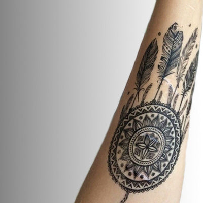 Tatouage temporaire hyperréaliste Mandala & Dreamcatcher Henna Style - Pack de ArtWear Tattoo Mandala sur le bras d'un homme et jambe d'une femme
