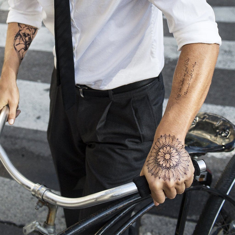 Tatouage temporaire hyperréaliste Mandala V2 - Pack de ArtWear Tattoo Mandala sur le bras d'un homme et jambe d'une femme
