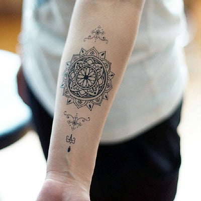 Tatouage temporaire hyperréaliste Round Mandalas - Pack de ArtWear Tattoo Mandala sur le bras d'un homme et jambe d'une femme