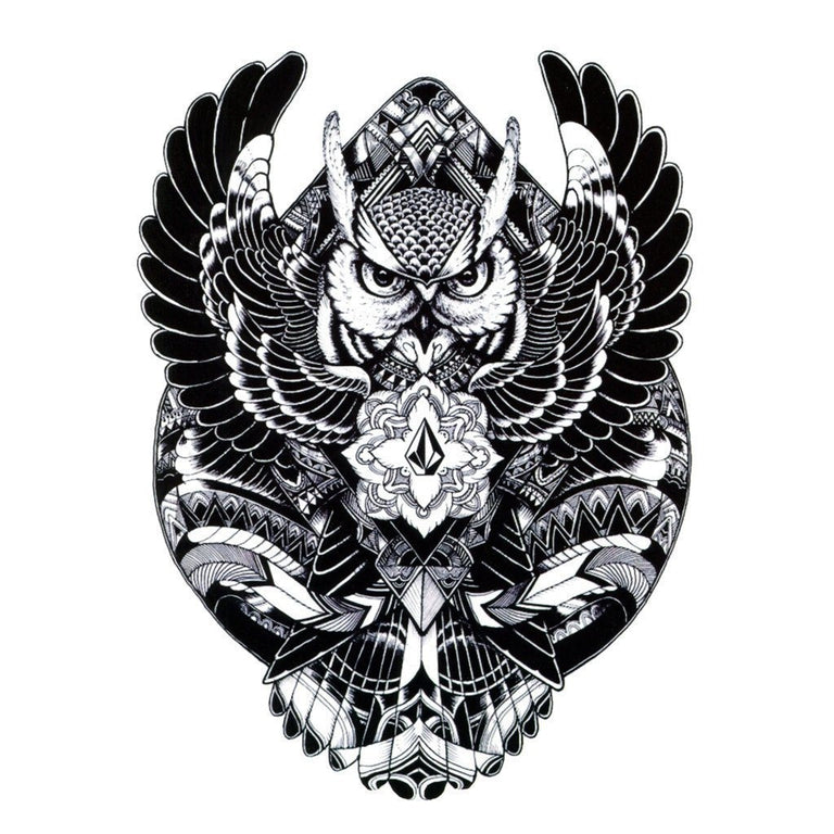 Tatouage temporaire hyperréaliste Maori Owl de ArtWear Tattoo Maori/Polynésien sur le bras d'un homme et jambe d'une femme