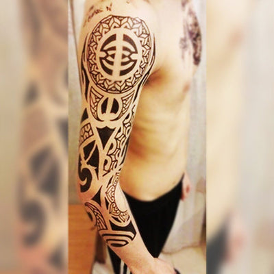 Tatouage temporaire hyperréaliste Maori Sleeve de ArtWear Tattoo Maori/Polynésien sur le bras d'un homme et jambe d'une femme
