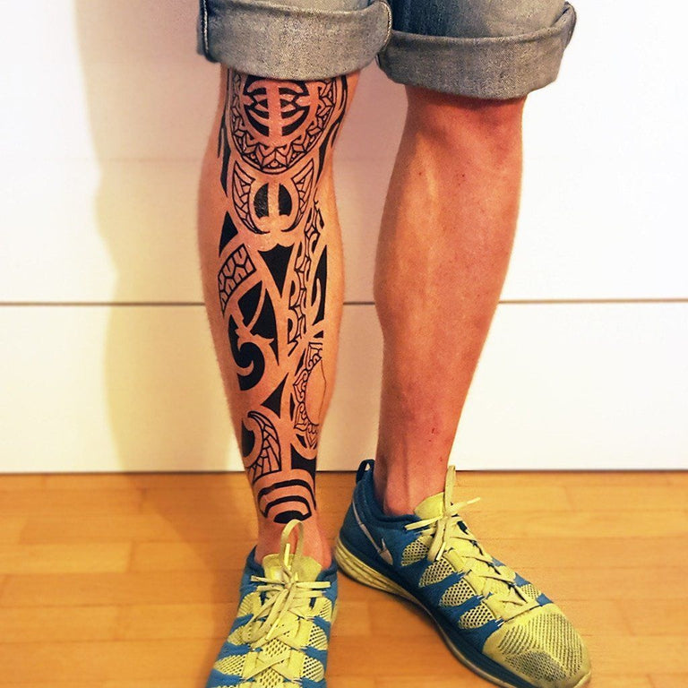 Tatouage temporaire hyperréaliste Maori Sleeve de ArtWear Tattoo Maori/Polynésien sur le bras d'un homme et jambe d'une femme