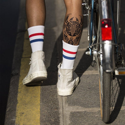 Tatouage temporaire hyperréaliste Polynesian Manta Ray de ArtWear Tattoo Maori/Polynésien sur le bras d'un homme et jambe d'une femme