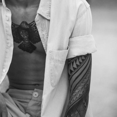 Tatouage temporaire hyperréaliste Polynesian Sleeve 2 de ArtWear Tattoo Maori/Polynésien sur le bras d'un homme et jambe d'une femme