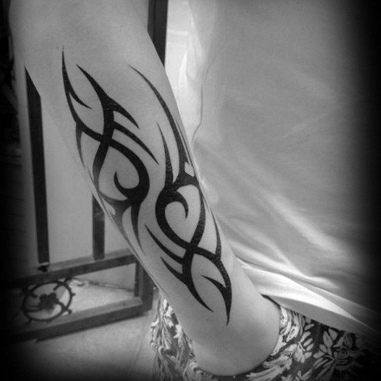 Tatouage temporaire hyperréaliste Tribal Arm 3 de ArtWear Tattoo Maori/Polynésien sur le bras d'un homme et jambe d'une femme