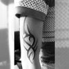 Tatouage temporaire hyperréaliste Tribal Arm 3 de ArtWear Tattoo Maori/Polynésien sur le bras d'un homme et jambe d'une femme