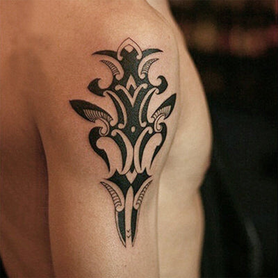Tatouage temporaire hyperréaliste Tribal Sword de ArtWear Tattoo Maori/Polynésien sur le bras d'un homme et jambe d'une femme
