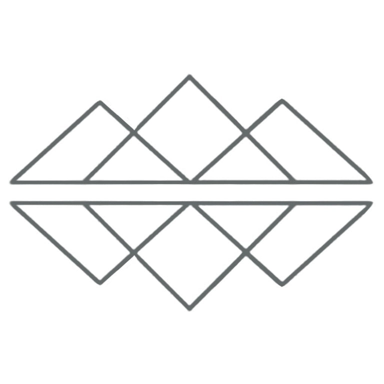 Tatouage temporaire hyperréaliste Minimalist Triangles - Pack de ArtWear Tattoo Minimalistes sur le bras d'un homme et jambe d'une femme