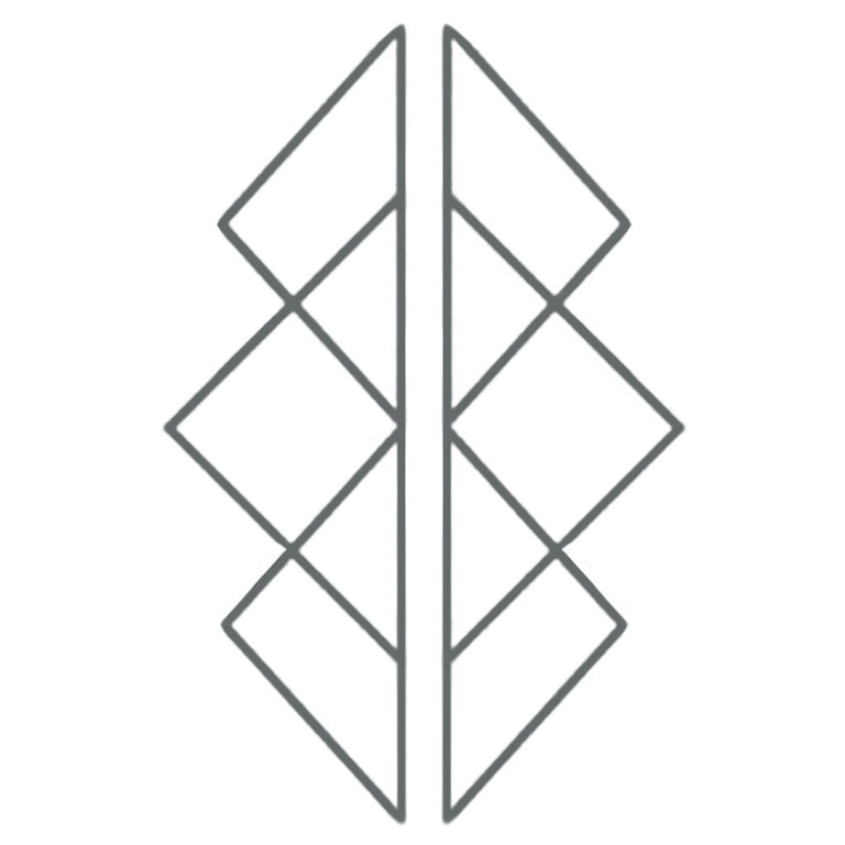Tatouage temporaire hyperréaliste Minimalist Triangles - Pack de ArtWear Tattoo Minimalistes sur le bras d'un homme et jambe d'une femme