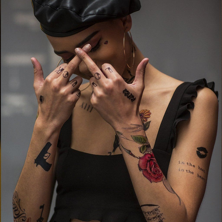 Tatouage temporaire hyperréaliste 2 Lil Guns de ArtWear Tattoo Minimalistes sur le bras d'un homme et jambe d'une femme