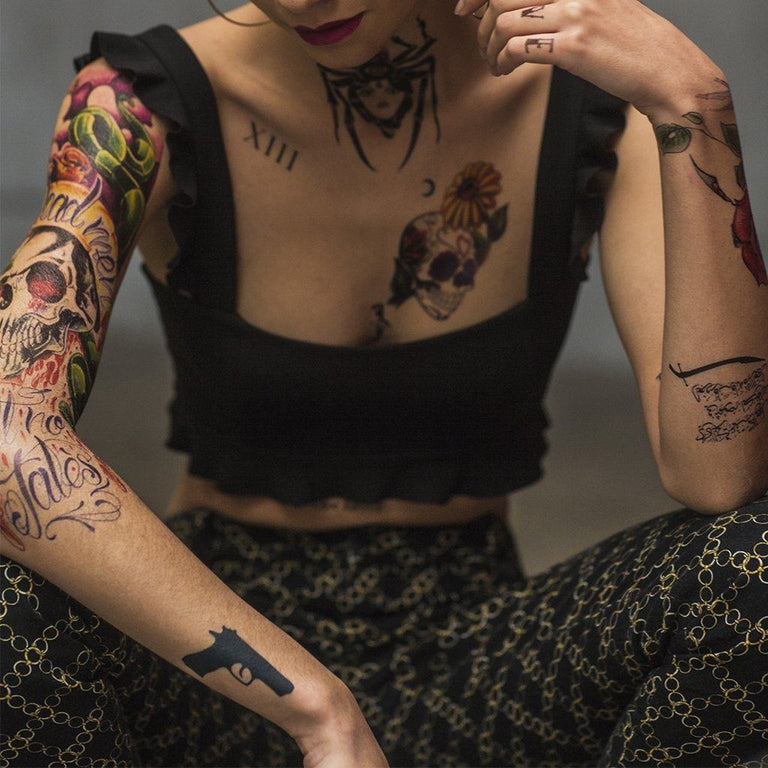 Tatouage temporaire hyperréaliste 2 Lil Guns de ArtWear Tattoo Minimalistes sur le bras d'un homme et jambe d'une femme