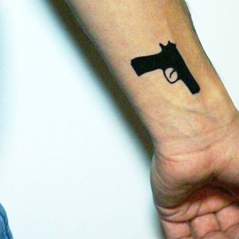 Tatouage temporaire hyperréaliste 2 Lil Guns de ArtWear Tattoo Minimalistes sur le bras d'un homme et jambe d'une femme