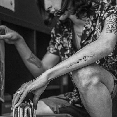 Tatouage temporaire hyperréaliste 4 Mountains - Pack de ArtWear Tattoo Minimalistes sur le bras d'un homme et jambe d'une femme