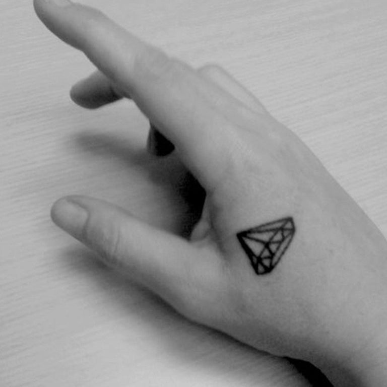 Tatouage temporaire hyperréaliste Black Diamonds de ArtWear Tattoo Minimalistes sur le bras d'un homme et jambe d'une femme