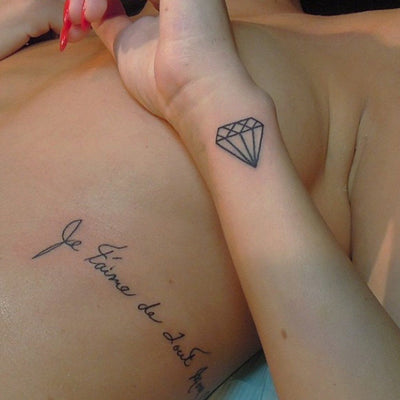 Tatouage temporaire hyperréaliste Black Diamonds de ArtWear Tattoo Minimalistes sur le bras d'un homme et jambe d'une femme