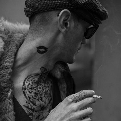 Tatouage temporaire hyperréaliste Black & Red Kisses - Pack de ArtWear Tattoo Minimalistes sur le bras d'un homme et jambe d'une femme