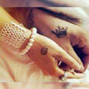 Tatouage temporaire hyperréaliste Crowns & Diamonds - Pack de ArtWear Tattoo Minimalistes sur le bras d'un homme et jambe d'une femme