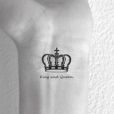 Tatouage temporaire hyperréaliste Crowns & Diamonds - Pack de ArtWear Tattoo Minimalistes sur le bras d'un homme et jambe d'une femme